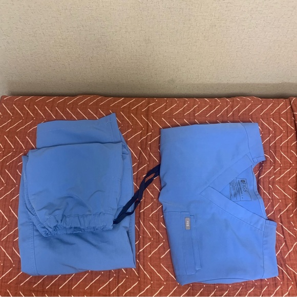 FIGS Scrubs - Picture 1 of 8